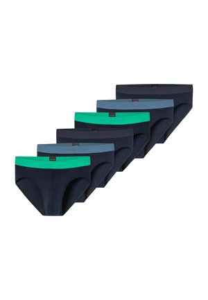 Sechs Paare Herren-Slips in Dunkelblau mit Bündchen in Grün, Hellblau und Schwarz, in einer versetzten Reihe angeordnet.