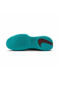 Suela de zapato en goma teal con patrón de espina de pescado y un logo de swoosh en acento burdeos. Presenta una superficie suave y texturizada.
