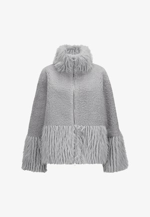 Graue Jacke mit hochgeschlossenem Kragen, ausgestattet mit einer Mischung aus strukturierten Stoffen: oben plüschig und unten sowie an den Ärmeln langhaariger Pelz. Mit Reißverschluss auf der Vorderseite.