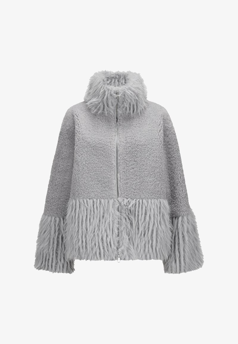 Graue Jacke mit hochgeschlossenem Kragen, ausgestattet mit einer Mischung aus strukturierten Stoffen: oben plüschig und unten sowie an den Ärmeln langhaariger Pelz. Mit Reißverschluss auf der Vorderseite.