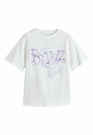 Weißes T-Shirt mit kurzen Ärmeln, violettem Graffiti-Text "BRATZ", einem Heiligenschein darüber, verstreuten Glitzerelementen und einer Schmetterlingsillustration darunter.