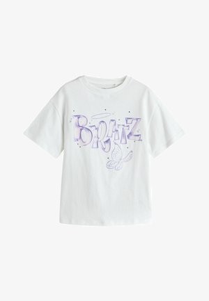 Bela kratka majica s kratkimi rokavi z vijoličnim napisom "BRATZ" v slogu grafitov, s svetlobnim obročem nad napisom, razpršenimi bleščicami in ilustracijo metulja spodaj.