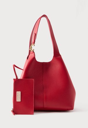 Rote Schultertasche aus Leder mit strukturierter Oberfläche, in runder Form, mit einem abnehmbaren, passenden Kartenetui und goldfarbenen Metallakzenten.