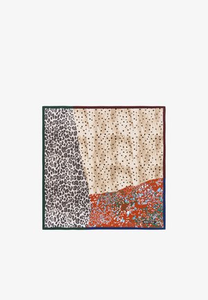 Hodvábna šatka s časťami čiernobieleho leopardieho vzoru, béžová s čiernymi bodkami a červená s modrými a bielymi kvetinovými vzormi.
