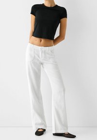 Bershka Tygbyxor - white