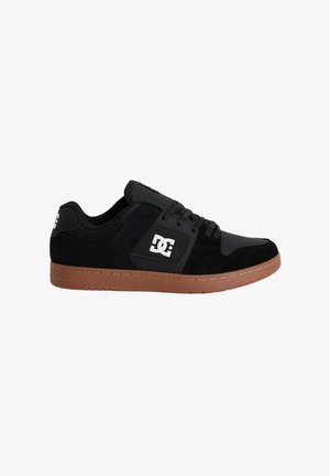 Czarne buty do skateboardingu wykonane z połączenia skóry i zamszu, z amortyzowaną, beżową gumową podeszwą oraz białym logo po boku.