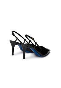 Scarpe con tacco slingback in pelle verniciata nera, con punta affusolata, fascette sottili e sottopiedi blu. Presentano un tacco alto e affusolato con dettagli in oro.