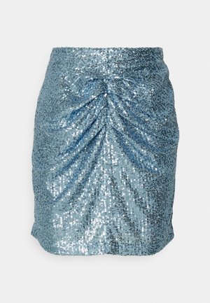 Perleskirt i lys blå med samlet tekstur, som har en tettsittende silhuett og glitrende metalliske detaljer gjennom hele.
