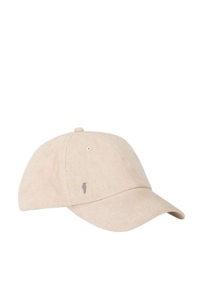 Beżowa bawełniana czapka z zakrzywionym daszkiem, sześcioma panelami, małym metalowym logo z przodu oraz otworami wentylacyjnymi dla lepszej oddychalności.