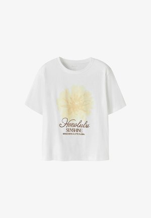 T-shirt blanc à manches courtes avec un motif floral jaune clair et le texte « Honolulu Sunshine mixed with a little floral » sur le devant.