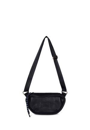 Schwarze Leder-Crossbody-Tasche mit verstellbarem Riemen, Frontreißverschlusstasche und Markenlogo, vor weißem Hintergrund abgebildet.