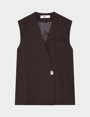 Ermeløs mørk brun blazer med enkelt sølvknapp-lukking og liten brystlomme, vist på hvit bakgrunn.