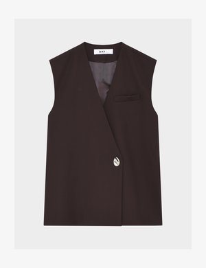 Ermeløs mørk brun blazer med enkelt sølvknapp-lukking og liten brystlomme, vist på hvit bakgrunn.