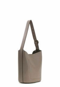 Sac à main en cuir gris à forme plate, avec une seule bandoulière réglable et des accents dorés. Texture lisse et design minimaliste.