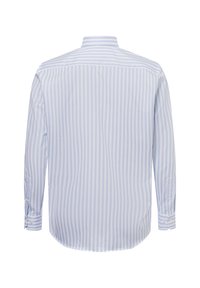Camicia a maniche lunghe a righe blu chiaro e bianche con colletto a punta e polsini regolabili, caratterizzata da un orlo curvo e una texture liscia.
