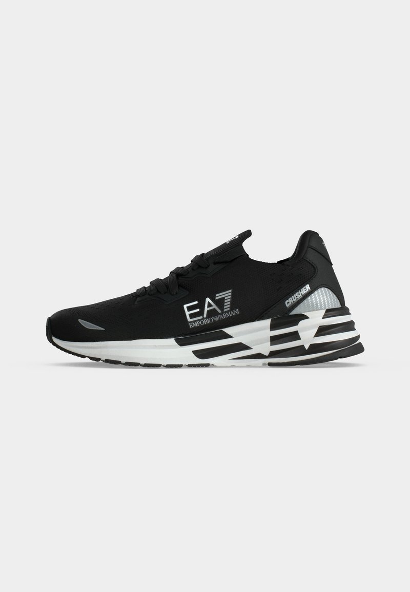 Μαύρο-άσπρο sneaker Emporio Armani EA7 Crusher με χοντρή σόλα και λογότυπο στο πλάι, εμφανίζεται σε δεξιά προφίλ σε απλό φόντο.