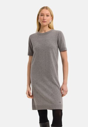 Graues kurzärmeliges Kleid aus weichem Material mit Rundhalsausschnitt, Saum knapp über dem Knie und einem gerippten Akzent an den Ärmeln und am unteren Rand.