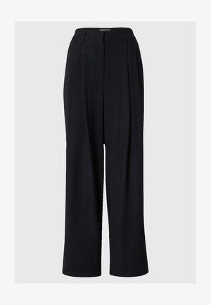 Juodos platėjančios kelnės, pagamintos iš lengvos medžiagos, su aukštu liemeniu, priekine klostėmis ir lygia tekstūra.