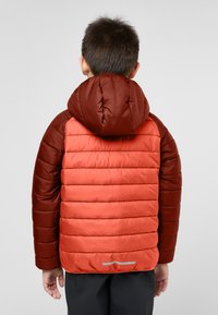 Gefütterte Jacke mit einem Farbblockdesign in Dunkelbraun und Koralle. Die Kapuze ist ebenfalls in Koralle, mit horizontaler Steppung und reflektierenden Akzenten.