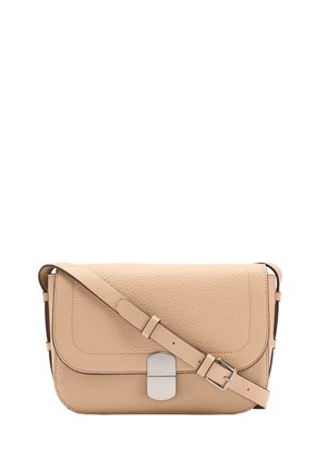 Beżowa skórzana torebka na ramię z regulowanym paskiem i srebrną, prostokątną klamrą na przedniej klapie.