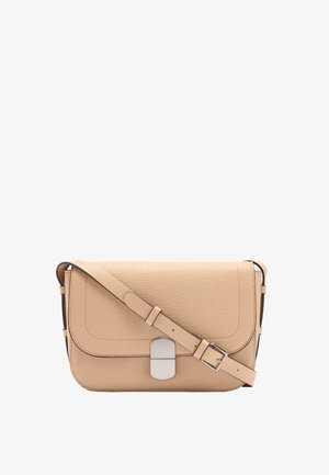 Beżowa skórzana torebka na ramię z regulowanym paskiem i srebrną, prostokątną klamrą na przedniej klapie.