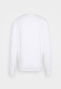 Sudadera blanca de mangas largas, cuello redondo y puños acanalados. Presenta una textura suave y un diseño minimalista. Sin logotipo ni patrones visibles.
