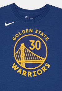 Nike Performance NBA GOLDEN STATE WARRIORS CURRY STEPHEN BOYS ICON TEE - Klubové oblečení - rush blue