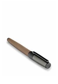 Stylo élégant marron et noir avec un clip, présenté en angle sur un fond blanc, montrant un logo en relief sur le dessus du capuchon.