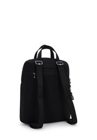 Sac à dos en tissu noir avec des bretelles ajustables, une poche avant zippée et des accents en métal argenté. Design minimaliste avec une texture lisse.