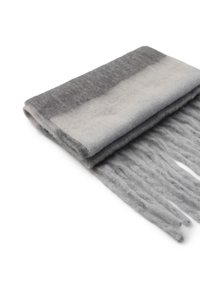 Szary wełniany szalik z gradientowym wzorem. Miękka tekstura, frędzle na końcach i połączenie jasnoszarych i ciemnoszarych kolorów.