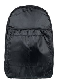 Sort nylon rygsæk med rund top, der har en frontlomme med lynlås og et hovedrum med samlingdetalje. Glat tekstur, letvægtsdesign.