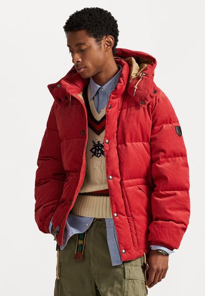 Rote Pufferjacke mit gesteppter Textur, ausgestattet mit einer abnehmbaren Kapuze, Druckknopfverschlüssen und Seitentaschen. Futter in einer kontrastierenden beige Farbe.