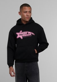 Sudadera negra con un gran gráfico rosa de "alma perdida" en la parte delantera, con un bolsillo tipo canguro y capucha ajustable con cordón.