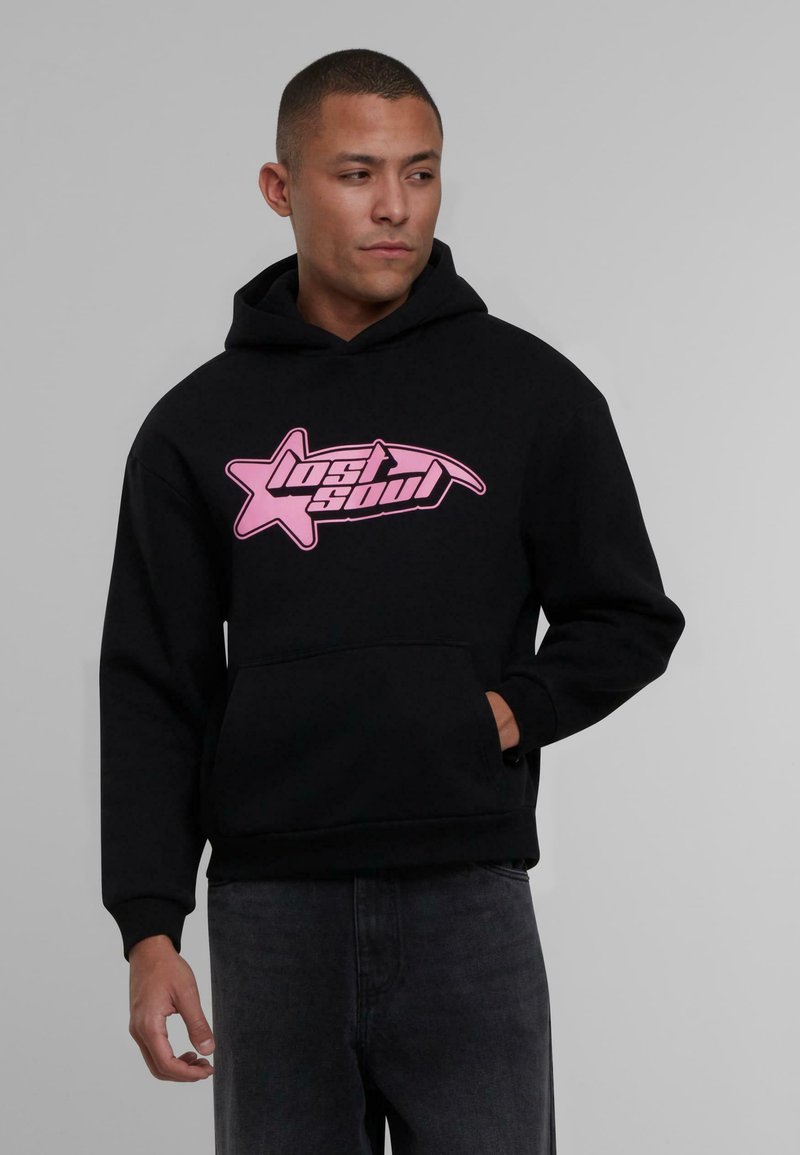 Sudadera negra con un gran gráfico rosa de "alma perdida" en la parte delantera, con un bolsillo tipo canguro y capucha ajustable con cordón.