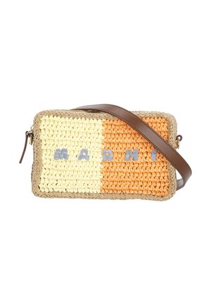 Borsa a tracolla rettangolare intrecciata con pannelli crema e arancioni, tracolla in pelle marrone e "MARNI" ricamato con lettere grigie sul davanti.