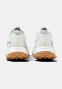 Lichtgroene sportschoenen met een bovenwerk van mesh, grijze accenten en een witte zool. Getextureerde rubberen buitenzool met opvallend looppatroon.
