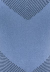 Teksturowana niebieska tkanina z diagonalnym wzorem, na którym cienkie czarne linie tworzą wzór zygzaka. Gładka, jednolita powierzchnia w całej tkaninie.