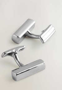 Unselected, silver tone