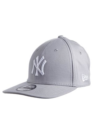 Szara czapka bejsbolowa New York Yankees z usztywnioną koroną, wyszywanym logo z przodu i dopasowanym, szarym daszkiem, lekko przechylona na bok.