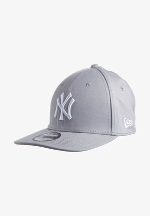 Szara czapka bejsbolowa New York Yankees z usztywnioną koroną, wyszywanym logo z przodu i dopasowanym, szarym daszkiem, lekko przechylona na bok.