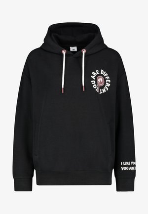 Zwarte hooded sweatshirt met een voorste kangaroozak, witte koordjes en tekstgraphics "JE BENT ANDERS" en "IK VIND JE LEUK."