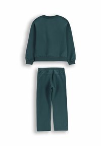 Zestaw ciemnozielonej bluzy i pasujących spodni wykonanych z miękkiej tkaniny. Bluza ma zaokrąglony dekolt i elastyczne mankiety; spodnie mają prostą nogawkę.