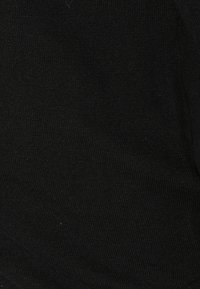 Schwarzer Strickstoff mit feiner Textur, glatter Oberfläche und subtiler Rippung. Keine sichtbaren Muster oder Hardwaredetails.