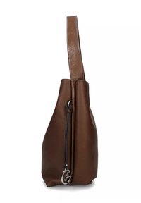 Borsa a secchiello in pelle marrone con ampia tracolla con rilievo e charm circolare in argento appeso al drawstring anteriore.