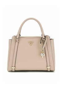 Sac à main synthétique beige au design structuré, avec des poignées doubles, un logo et des accents dorés, un porte-clés détachable avec des charms, et une couture visible.