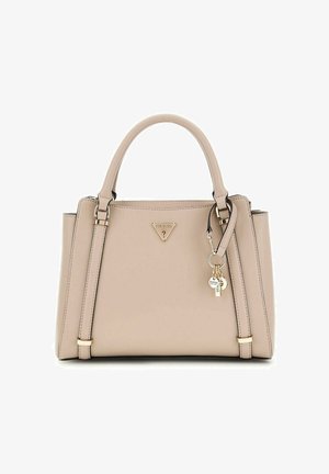 Sac à main synthétique beige au design structuré, avec des poignées doubles, un logo et des accents dorés, un porte-clés détachable avec des charms, et une couture visible.
