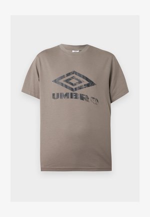 Brązowoszary T-shirt z krótkim rękawem i okrągłym dekoltem, z charakterystycznym czarnym logo Umbro na środku klatki piersiowej, na jednolitym białym tle.