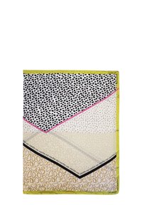 Bufanda de seda estampada con una mezcla de diseños en negro, blanco y beige, con un borde amarillo y detalles de costura visibles.