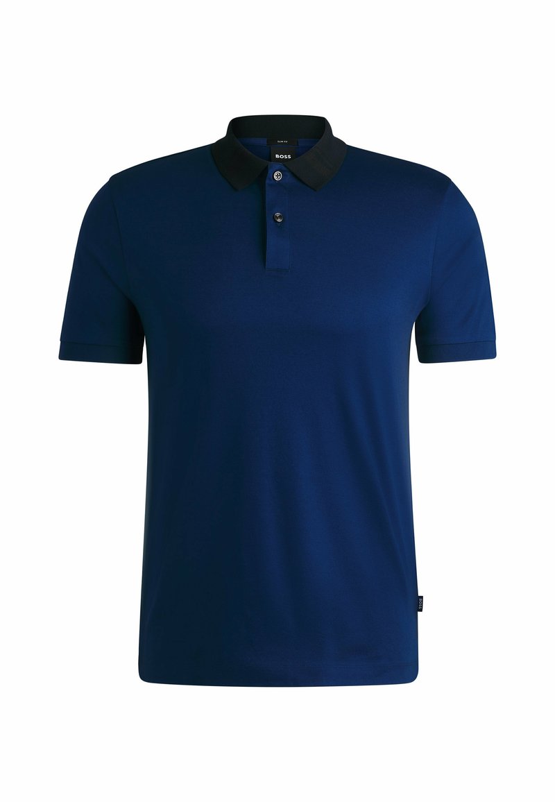 Polo shirt bleu marine avec un col noir, patte de boutonnage à trois boutons, manches courtes et une texture lisse. Présente une étiquette de marque sur l'ourlet.