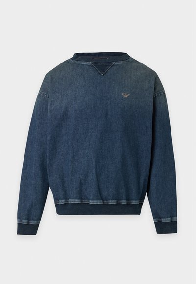Sweat-shirt en denim bleu foncé à manches longues avec poignets, ourlet et col en côte, et petit logo brodé sur la poitrine gauche.